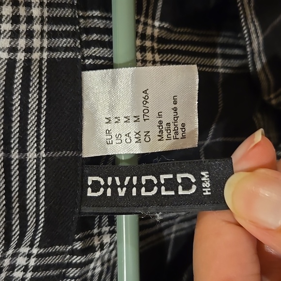 52. DIVIDED Cropped Plaid Button Front Longsleeve Black & White - Picture 2 of 3